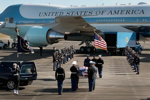 Afgang ceremoni afholdt som organ af præsident Bush fløjet til Washington DC