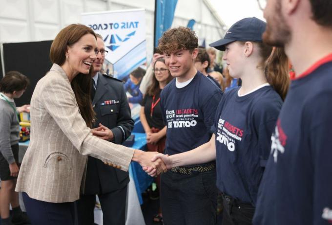 britains catherine, prinsesse af wales jeg møder kadetter i techno-zonen, som har til formål at inspirere unge mennesker til at udforske videnskab, teknologi, teknik og matematik under et besøg til lufttatoveringen på raf fairford den 14. juli 2023 i fairford, centralengland foto af chris jackson pool afp foto af chris jacksonpoolafp via getty billeder