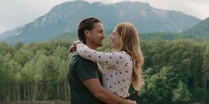 virgin river l til r martin henderson som jack sheridan, alexandra breckenridge som mel monroe i episode 404 af virgin river cr med tilladelse fra netflix © 2022