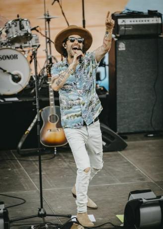 Nashville, Tennessee 10. juni redaktører noter billede behandlet med et digitalt filter niko moon optræder på scenen i løbet af dag 2 af cma fest 2022 ved chevy riverfront scene den 10. juni 2022 i Nashville, Tennessee foto af danielle del vallegetty billeder