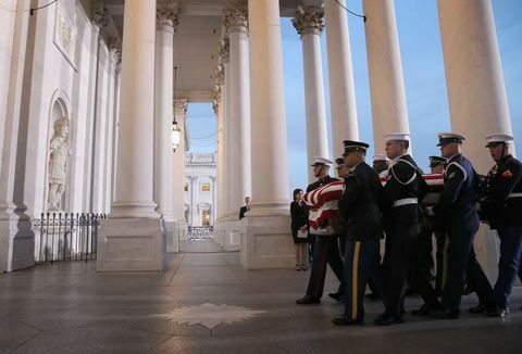 Kongresledere er vært for ankomstceremoni ved hovedstaden for sent præsident George H.W. Busk