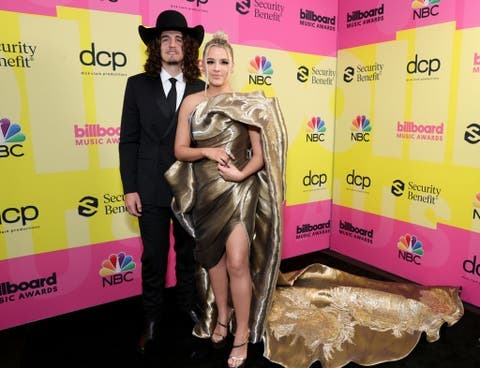 los angeles, california 23. maj l cade foehner og gabby barrett udgør backstage til billboard-musikken i 2021 priser, udsendt 23. maj 2021 på Microsoft Theater i Los Angeles, Californien Foto af Rich Furygetty Images til dcp