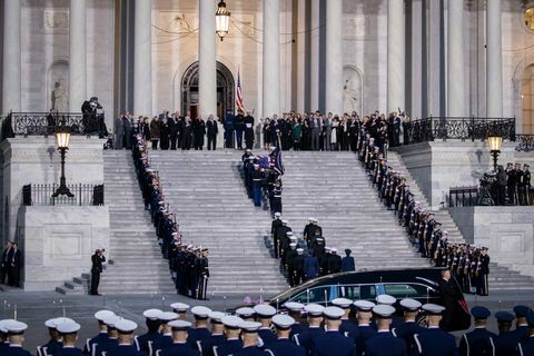 Kongresledere er vært for ankomstceremoni ved hovedstaden for sent præsident George H.W. Busk