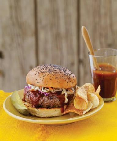 hamburger med chips og en pickle