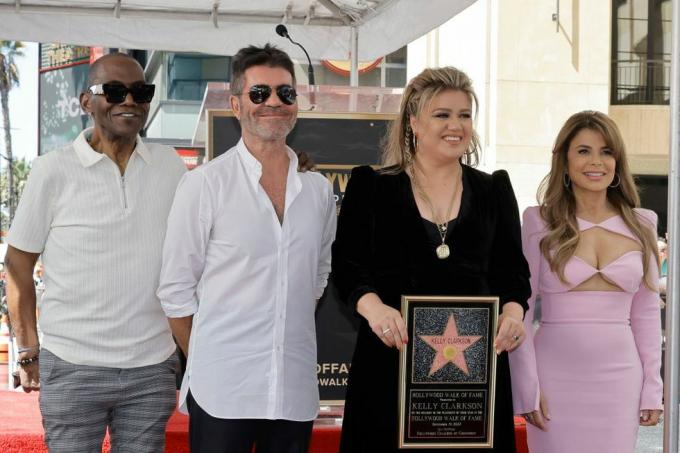 los angeles, californien september 19 l r randy jackson, simon cowell, kelly clarkson og paula abdul deltager i hollywood walk of fame stjerneceremoni for kelly clarkson den 19. september 2022 i los angeles, californien foto af kevin wintergetty billeder