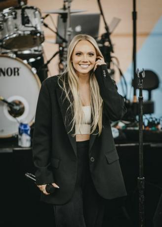 Nashville, Tennessee 10. juni redaktørerne bemærker billede behandlet ved hjælp af et digitalt filter danielle bradbery optræder på scenen under dag 2 af cma fest 2022 ved chevy riverfront scene den 10. juni 2022 i Nashville, Tennessee foto af danielle del vallegetty billeder