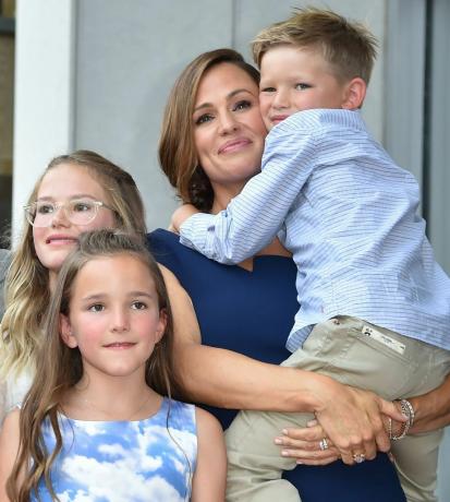 skuespillerinde jennifer garner poserer med sine børn violet affleck, seraphina rose elizabeth affleck og samuel garner affleck på hendes stjerne på hollywood walk of fame, 20. august 2018 i hollywood, california garner, som modtog den 2.641. stjerne i filmen kategori, stjerner i den snart udgivede film pebermynte foto af robyn beck afp fotokredit bør læse robyn beckafp via getty billeder