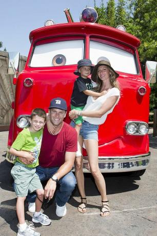 anaheim, ca. juli 02 på dette uddelingsfoto leveret af disney parks, tom brady, hans søn jack, 5, gisele bundchen, og deres søn benjamin, 3, poserer med rød brandbilen ved biler lander i disney california adventure park 2. juli 2013 i anaheim, californien de 12 hektar store biler land fordyber gæster i det spændende verden af ​​disney pixar blockbuster biler film franchise, når de træder ind i byen radiator springs foto af paul hiffmeyerdisneyland resort via getty billeder