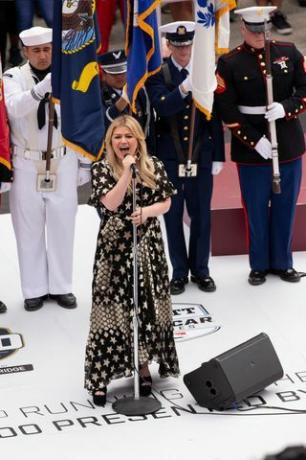 kelly Clarkson Indy 500 ydelse