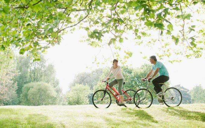 anden date ideer med par, der kører på cykel i en park