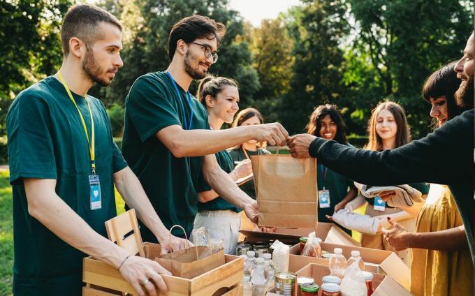 anden date ideer med et par, der arbejder frivilligt i parken