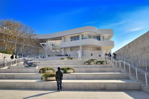 los angeles, Getty Center er et kulturelt campus, og forskningsbygningen er designet af arkitekt Richard Meier på en bakke i Brentwood, der er en del af j paul getty-museet centrum består af seks bygninger, der dækker et område på 88.200 kvm. Museet inkluderer skulpturudstillinger og klassisk kunst, europæiske malerier, tegninger, manuskripter, dekorativ kunst og fotografier for at respektere de smukke intentioner los angeles, california, united stater