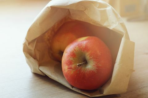 Lækker røde æbler i papirpose