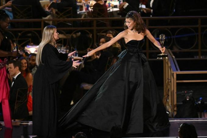 Se Kelly Clarksons udskårne Emmy-kjole, der får alle til at tale