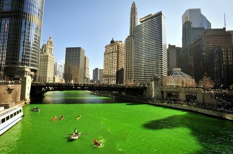 Farvning af Chicago-floden grøn på St. Patricks dag