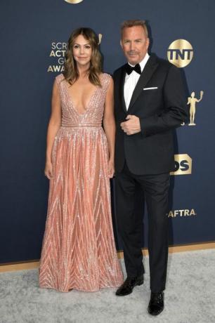 santa monica, californien 27. februar kevin costner r og christine baumgartner deltager i den 28. årlige skærm Actors Guild Awards i barker hangar den 27. februar 2022 i Santa Monica, Californien foto af jeff kravitzfilmmagi