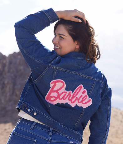 Wrangler x Barbie™ denimjakke med lynlås foran 