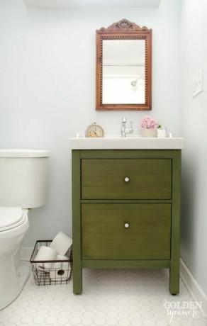 pHvis dit badeværelse har en piedestalvask (læs: nul opbevaring), skal du droppe det for en a href" http: www.housebeautiful.comlifestyleorganizing-tipsg2784ikea-bathroom-hacks? slide4" target" _blank" IKEA vanitya i stedet. Denne har to forskellige dybe skuffer og - takket være et lag grøn maling - ser helt unik ud.ppem data-redactor-tag" em" a href" http: www.thegoldensycamore.com201408ikea-bathroom-vanity-update.html" target" _blank" Se mere på The Golden Sycamore »aemp