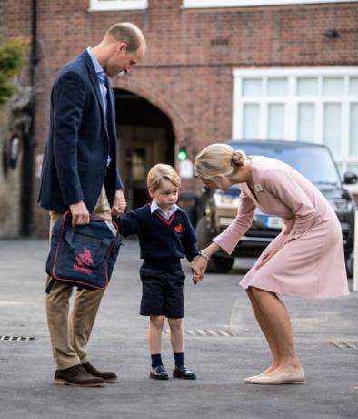 Prins George deltager i Thomas' Battersea på sin første dag i skolen