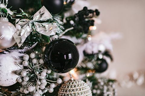 juledekoration baggrund, nytårs træ dekoration, julelys og gaver, sort og hvid og sølv, vinterferie, fest, juleaften, juletræ, begivenheder, fest