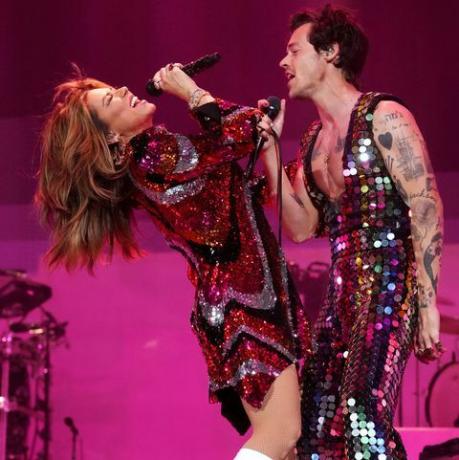 indio, california 15. april l r shania twain og harry styles optræder på scenen på coachella scenen i løbet af 2022 coachella valley music and arts festival den 15. april 2022 i indio, californien foto af kevin mazurgetty billeder til aba