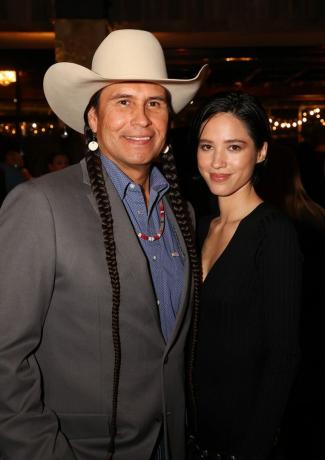 mo brings plenty og kelsey asbille deltager i premieren for paramount networks yellowstone sæson 5 kl hotel drover den 13. november 2022 i fort worth, texas foto af richard rodriguezgetty billeder til altafgørende