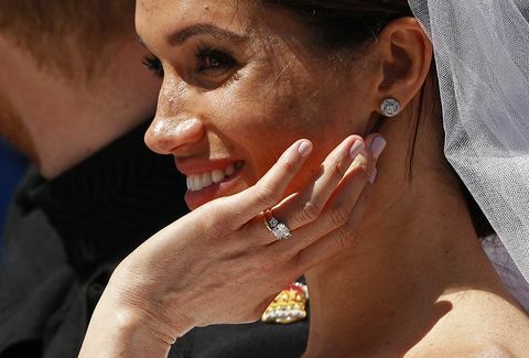 Prins Harry og Meghan Markle bærer bryllupbånd