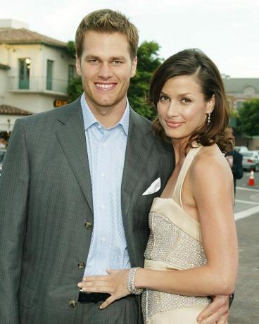 los angeles 7. juli nfl quarterback tom brady og skuespillerinden bridget moynahan deltager i premieren på det 20. århundrede foxs i, robot ved landsbyteatret den 7. juli 2004 i los angeles, californien foto af kevin wintergetty billeder