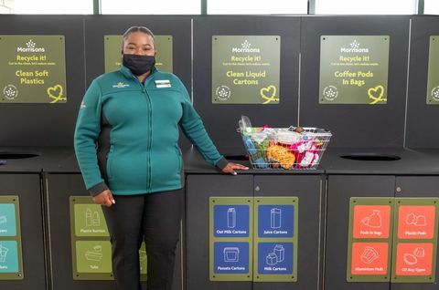 morrisons bevæger sig mod Storbritanniens første seks 'zero waste'-butikker i edinburgh, som vil have mulighed for at operere med zero waste i 2025 enten fra selve butikken eller fra de kunder, der handler i den butik, hvis det lykkes, vil " zero waste" butiksformatet blive rullet ud til alle Morrisons 498 butikker i hele Storbritannien i løbet af det næste år i længere tid sigte, morrisons sigter mod at genbruge alt det affald, det skaber på tværs af alle sine butikker inden 2025, vil butiksaffald omfatte blød og hård plast, pap, madaffald, grønt affald, ppe, plus dåser, dåser og folier i morrisons 'zero waste'-butikker, bliver det sorteret af kollegerne på lageret og derefter indsamlet af en række specialiserede affaldspartnere til genbrug i England