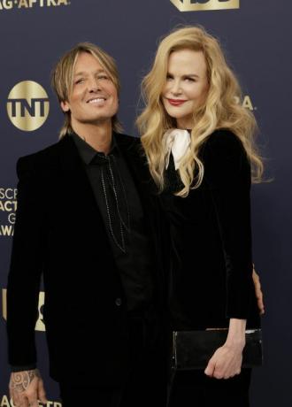 santa monica, californien 27. februar l r keith urban og nicole kidman deltager i den 28. årlige film skuespillere guild awards i barker hangar den 27. februar 2022 i santa monica, californien foto af frazer harrisongetty billeder