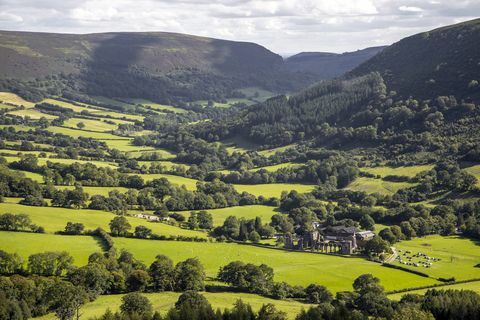 landskab af llanthony priory, wales, uk