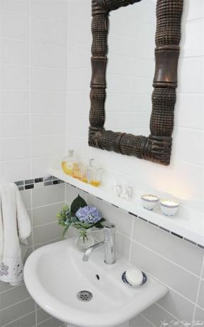 pIngen forfængelighed, intet problem! Bare tilføje en af ​​a href" http: www.housebeautiful.comlifestyleorganizing-tipsg2784ikea-bathroom-hacks? slide1" target" _blank" IKEAs svævende billedkanter er under spejlet og over vasken for et praktisk sted at opbevare din parfume indsamling og vatpinde.ppem data-redactor-tag" em" a href" http: www.yasamstil.com201306banyo-ilham" target" _blank" Se mere hos Yasam Stil »aemp