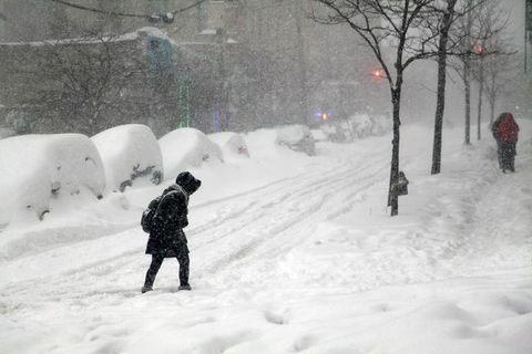 Kvinde krydser gaden under snestorm Jonas i Bronx