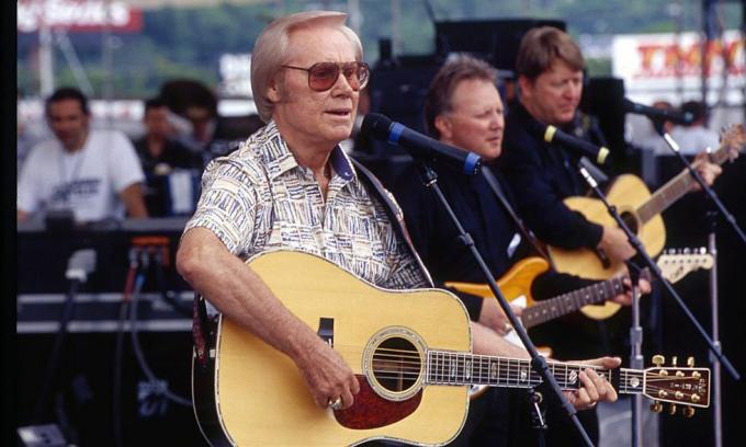 nashville 1999 countrymusik sanger sangskriver george jones optræder på fanfair i 1999 i nashville, tennessee foto af beth gwinngetty billeder