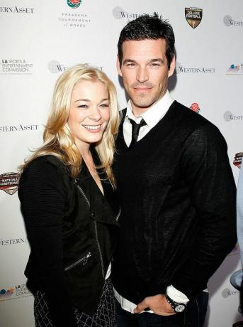 Pasadena, ca. januar 06 sangerinde Leann Rimes l og skuespiller Eddie Cibrian ankommer til 2010 officielle BCS National mesterskabsfest afholdt i pasadena kongrescenter den 6. januar 2010 i pasadena, californien foto af michael tranfilmmagi