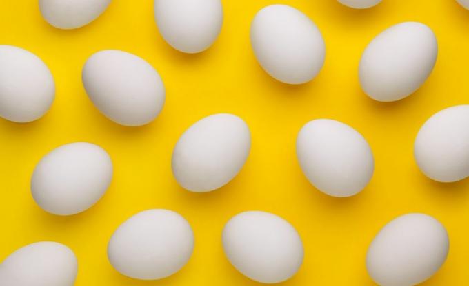 Fuld ramme skud af æg på gul baggrund