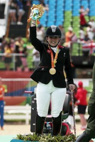 rio de janeiro, Brasilien 15. september guldmedalje natasha baker i Storbritannien fejrer på podiet ved medaljeceremonien for hestesport dressur mesterskabet testklasse ii finale i løbet af dag 8 af paralympiske spil i rio 2016 på det olympiske stadion den 15. september 2016 i rio de janeiro, Brasilien foto af alexandre loureirogetty billeder