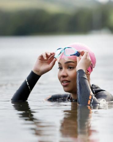 kvinde i cornwall, uk svømning i søen