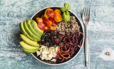 Frokostbunke quinoa-tricolore, chard, avocado, gulerodspaghetti, tomater og feta