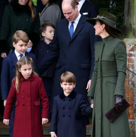 king charles iii fejrer første jul som monark med kongefamilien