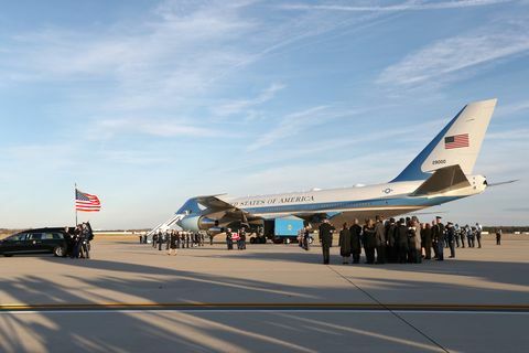 Præsident George H.W. Bush ankommer til Joint Base Andrews