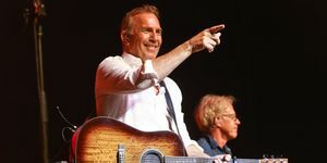 nashville, tennessee 26. oktober kevin costner optræder med sit band modern west på scenen i ryman auditorium den 26. oktober 2021 i nashville, tennessee foto af terry wyattgetty images