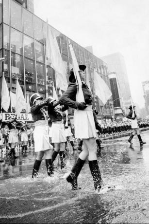 marcherende band spiller i regnen ved Macys paraden i 1975