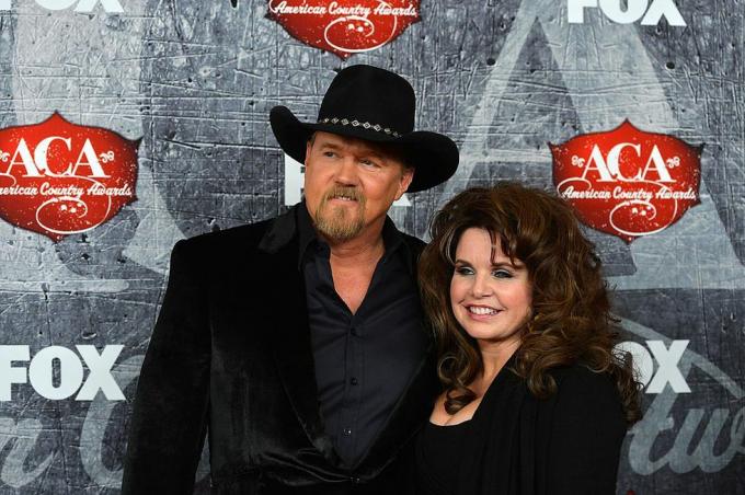 las vegas, nv 10. december sanger trace adkins l og hans kone rhonda adkins ankommer til det amerikanske land i 2012 priser på mandalay bay event center den 10. december 2012 i las vegas, nevada foto af frazer harrisongetty billeder