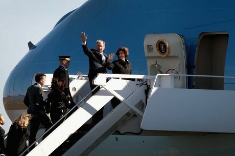 Afgang ceremoni afholdt som organ af præsident Bush fløjet til Washington DC