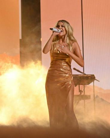 nashville, tennessee 28. september 2023 peoples choice country awards afbilledet l r kelsea ballerini optræder på scenen i løbet af 2023 peoples Choice Country Awards afholdt i Grand Ole Opry House den 28. september 2023 i Nashville, Tennessee foto af Katherine bomboynbc via getty billeder