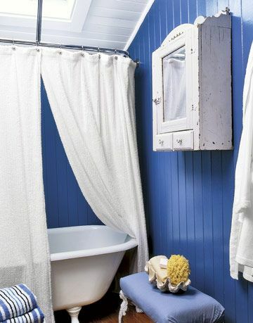 blå badeværelse med hvide accenter