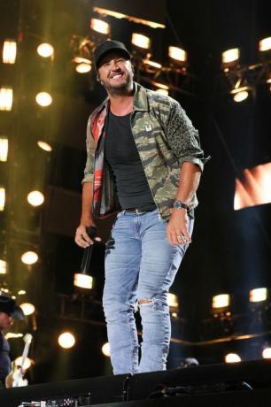 Nashville, Tennessee 11. juni luke bryan optræder under dag 3 af cma fest 2022 på nissan stadion den 11. juni 2022 i nashville, tennessee foto af terry wyattwireimage