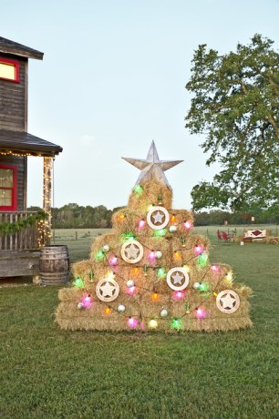 høbale dekorationer af juletræer