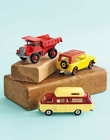 legetøj lastbiler og en varevogn på træblokke